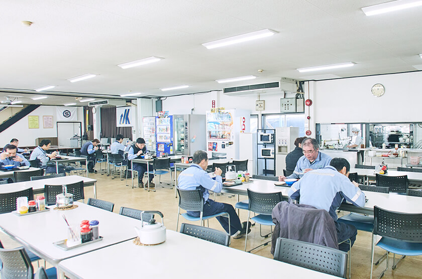 写真:大阪製鐵株式会社岸和田工場内の社員食堂の様子