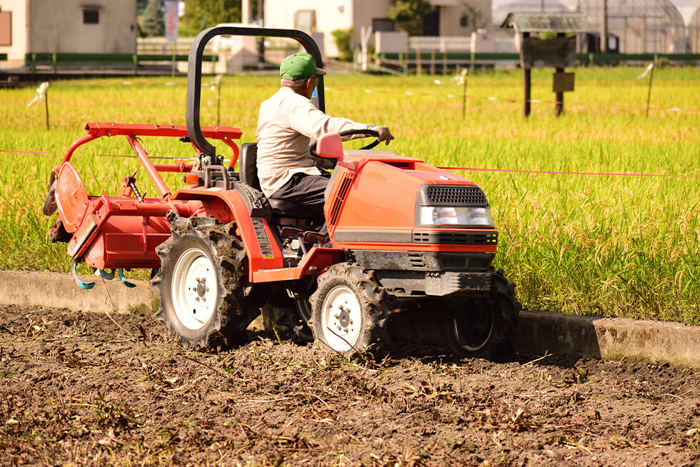 写真:産業機械で使用されている耕運機爪