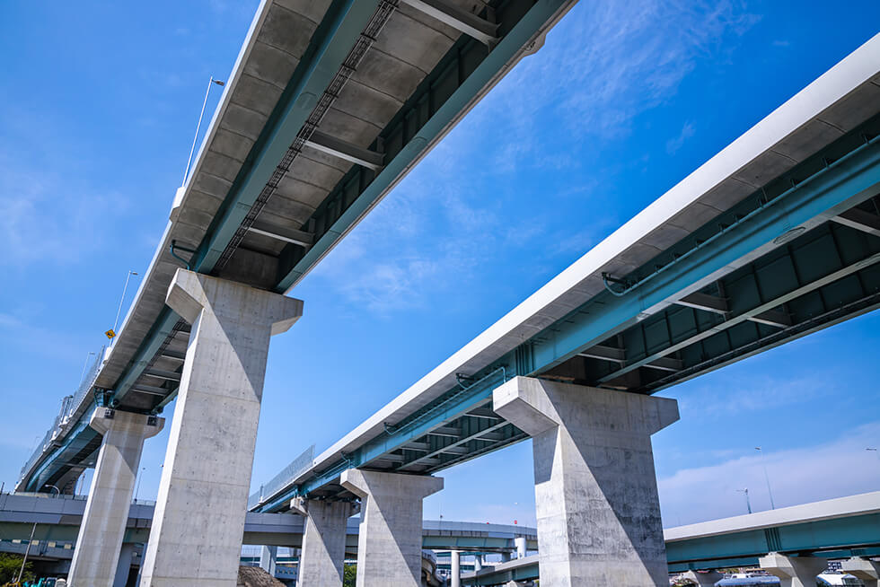 写真:高速道路で使用されている橋脚、橋台、床版