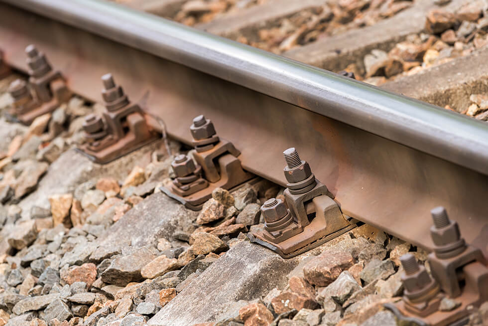 写真:駅・線路で使用されているレール締結用クリップ