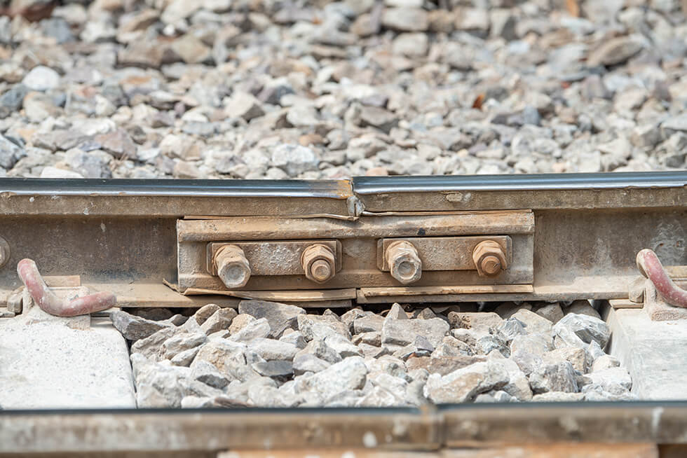 写真:駅・線路で使用されているレール継目板